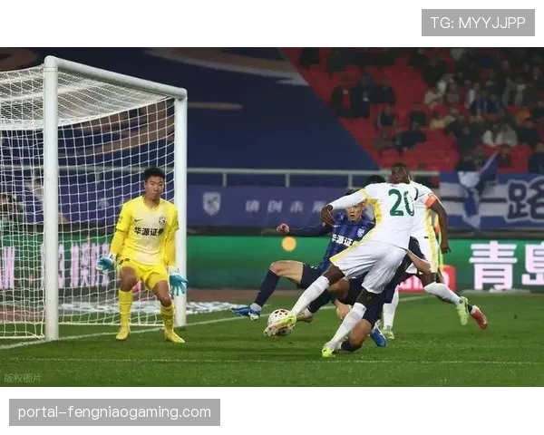 特写镜头：武汉三镇外援中锋回追60米完成防守，赢得主场球迷掌声致敬